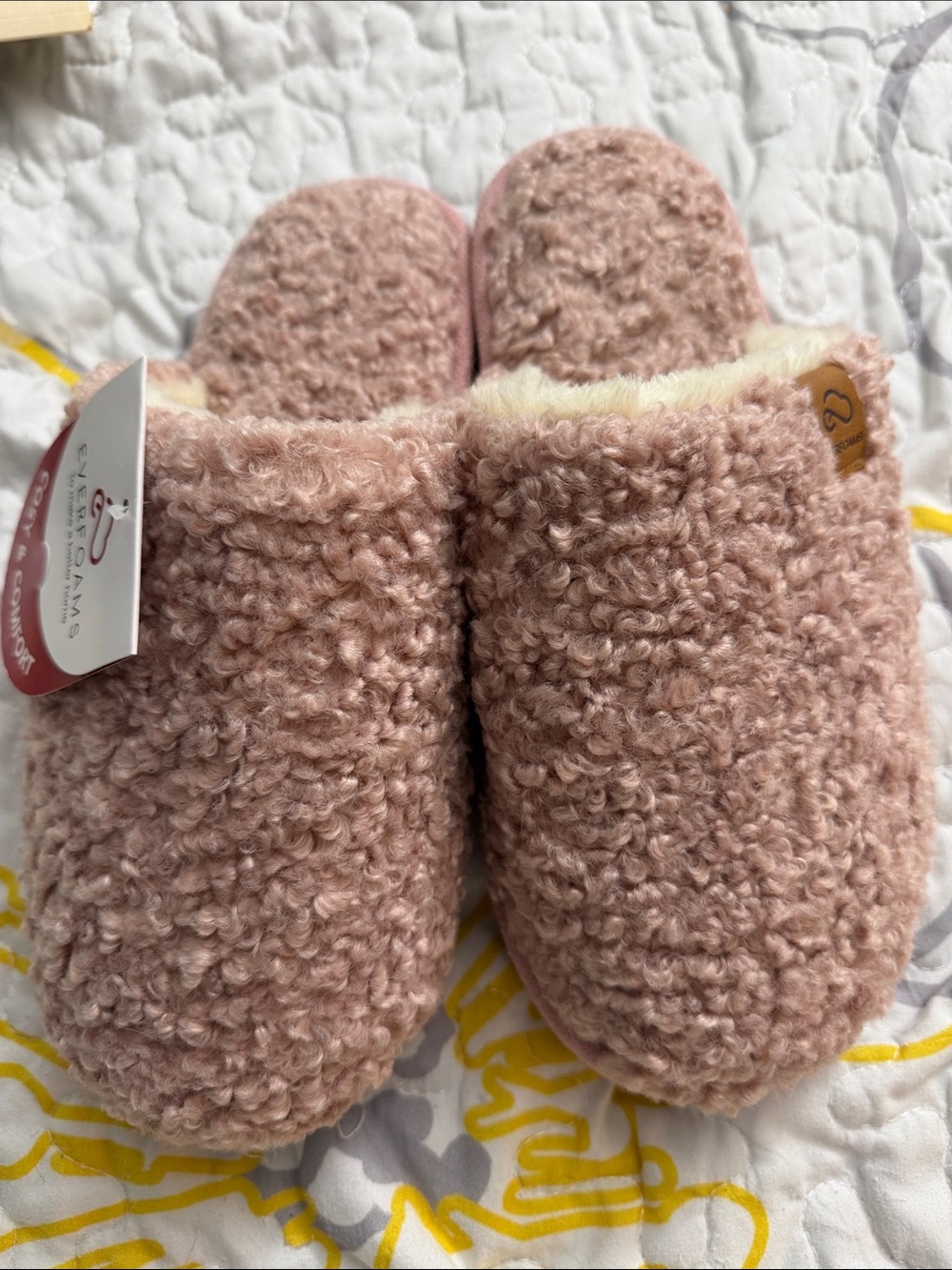 NWT Cozy Women's Fuzzy Slippers in Dusty Pink